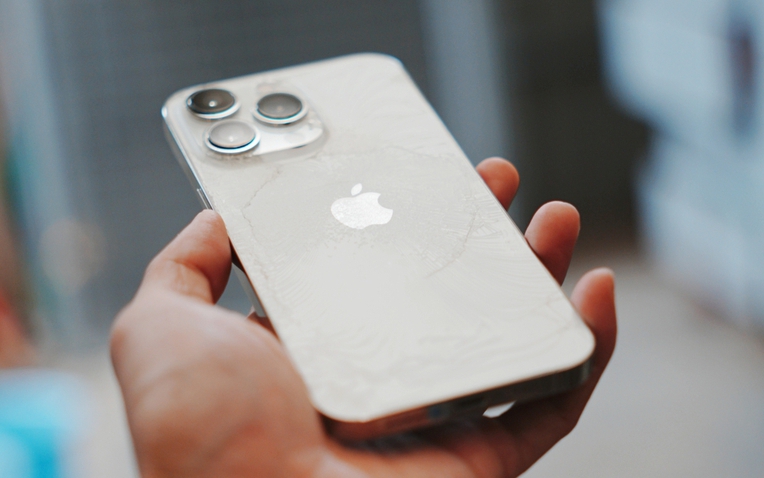 iPhone 13 Pro sau 2 năm: Mặt lưng vỡ nát, pin còn 82%, không muốn lên đời nhưng có thể phải nghĩ lại vì iOS 26- Ảnh 1. iPhone 13 Pro sau 2 năm: Mặt lưng vỡ nát, pin còn 82%, không muốn lên đời nhưng có thể phải nghĩ lại vì iOS 26- Ảnh 1.
