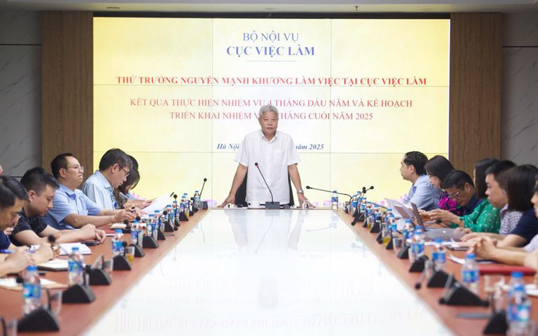 Thứ trưởng Bộ Nội vụ Nguyễn Mạnh Khương chủ trì cuộc làm việc với Cục Việc làm, chiều 9/5. Ảnh: Gia Đoàn. Thứ trưởng Bộ Nội vụ Nguyễn Mạnh Khương chủ trì cuộc làm việc với Cục Việc làm, chiều 9/5. Ảnh: Gia Đoàn.