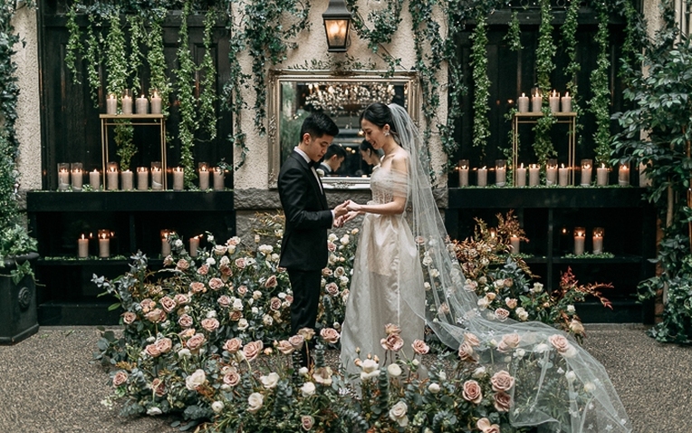candlelit-modern-french-courtyard-micro-wedding-jumi-story-39-1753264312928-1753264313354417266908-6-0-444-700-crop-1753264943668299200953.jpg