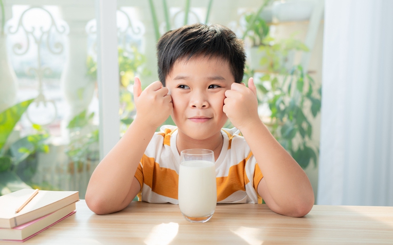 Tâm sự của người mẹ quyết tâm cho con uống sữa công thức đến tận năm lớp 1, ai nghe xong cũng ngỡ ngàng!