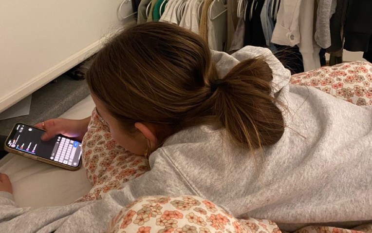 Khoảng 30 ph&uacute;t trước khi đi ngủ, bạn dễ ti&ecirc;u tiền nhất: 3 việc nhiều người vẫn l&agrave;m mỗi tối- Ảnh 1.