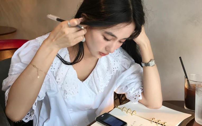 Những người gửi tiết kiệm kh&ocirc;ng phải để sinh lời, m&agrave; để kh&ocirc;ng ti&ecirc;u mất- Ảnh 1.