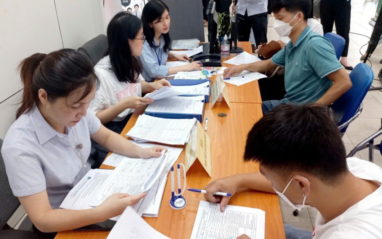 Người lao động thực hiện khai báo tình trạng tìm kiếm việc làm trong thời gian hưởng trợ cấp thất nghiệp tại Hà Nội. (Ảnh: Nhật Dương)