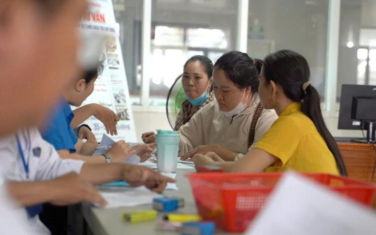 Người lao động thực hiện thủ tục hưởng bảo hiểm thất nghiệp tại Trụ sở 2 Trung tâm Dịch vụ việc làm TPHCM. (Ảnh: Thúy Hường)