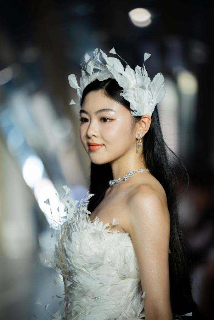 H'Hen Niê hóa “nữ thần bướm”, con gái Quyền Linh lần đầu catwalk ở show Chung Thanh Phong- Ảnh 4.