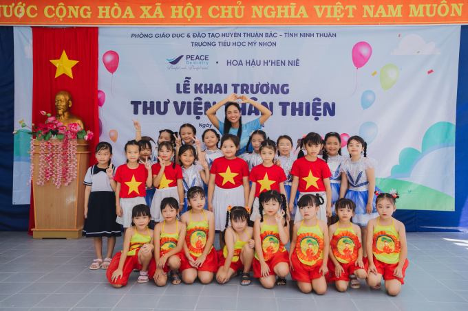 Hoa hậu H’Hen Niê trao tổng cộng 9 thư viện thân thiện, "hóa sói" kể chuyện cho các em học sinh- Ảnh 4.