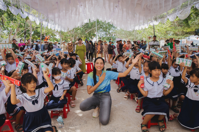 Hoa hậu H’Hen Niê trao tổng cộng 9 thư viện thân thiện, "hóa sói" kể chuyện cho các em học sinh- Ảnh 5.