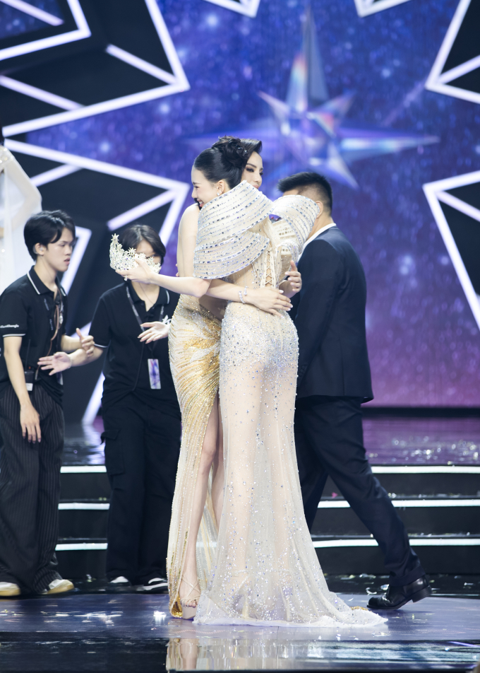 Bùi Quỳnh Hoa không đội vương miện trong màn final walk, nhường spotlight cho tân Miss Universe Vietnam- Ảnh 7.