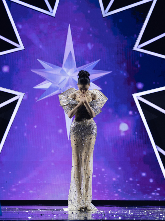 Bùi Quỳnh Hoa không đội vương miện trong màn final walk, nhường spotlight cho tân Miss Universe Vietnam- Ảnh 4.