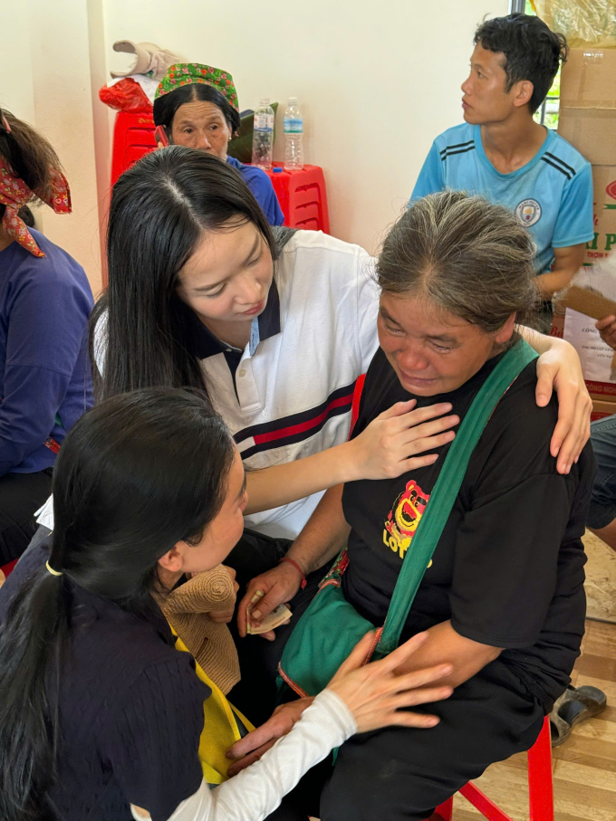 Hoa hậu Thanh Thủy đến Làng Nủ thăm hỏi, hỗ trợ cho bà con ảnh hưởng nặng nề bởi mưa lũ- Ảnh 7.