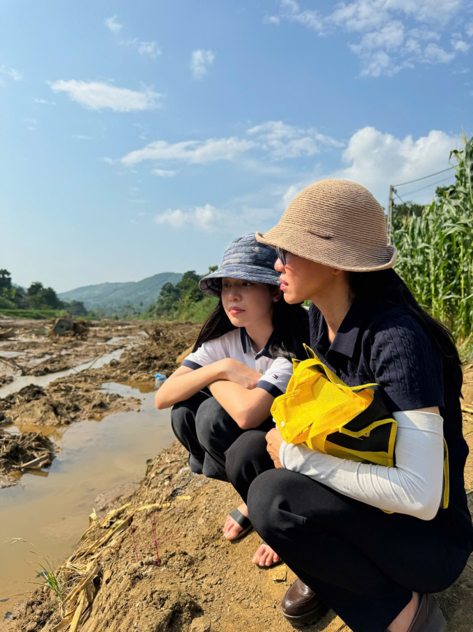 Hoa hậu Thanh Thủy đến Làng Nủ thăm hỏi, hỗ trợ cho bà con ảnh hưởng nặng nề bởi mưa lũ- Ảnh 4.