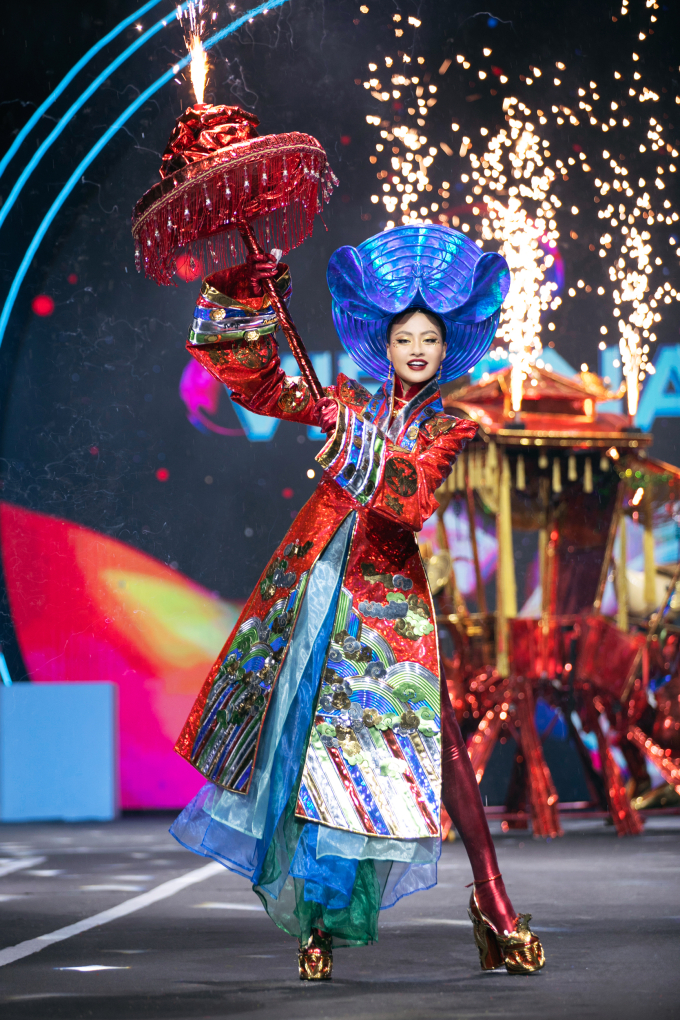 Miss Cosmo 2024: Xuân Hạnh trình diễn "Tý Hỷ" cực ấn tượng, đại diện Philippines hóa tiên cá “gây bão”- Ảnh 4.