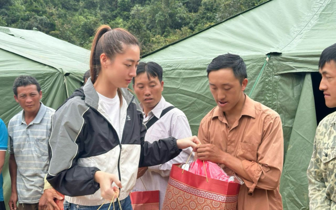 Lương Thùy Linh giúp đỡ người dân thiệt hại sau bão, nhận bảo trợ 2 em bé mất cả cha lẫn mẹ ở Cao Bằng- Ảnh 5.