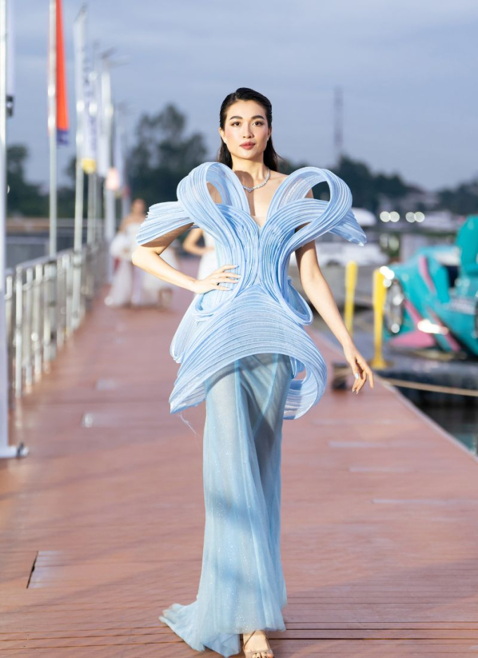 Vũ Thu Phương - Anh Thư - Hoàng Thùy đảm nhận vedette tại show diễn Vietnam International Sea Fashion Festival- Ảnh 3.