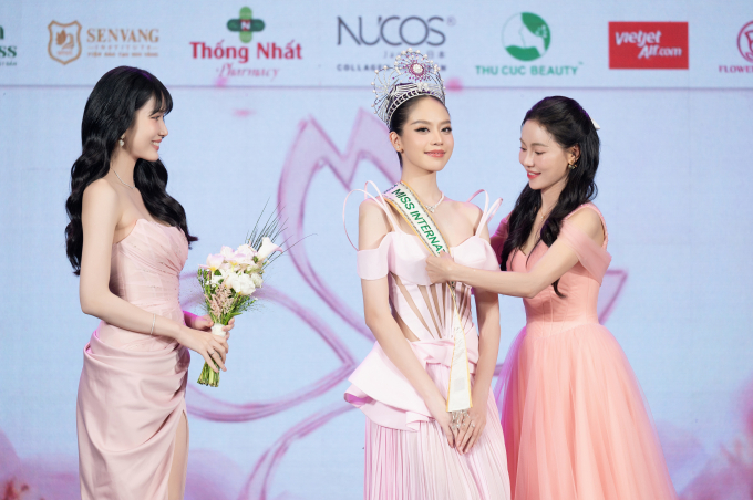 Thanh Thủy nhận sash đại diện Việt Nam thi "Miss International 2024", Phương Nhi có lời nhắn đặc biệt- Ảnh 4.