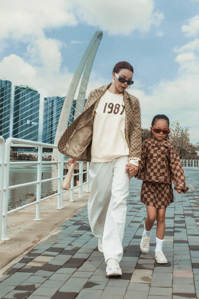 Phong cách streetstyle thời thượng của mẹ con Trà Ngọc Hằng: Thần thái trong từng khung hình- Ảnh 3.