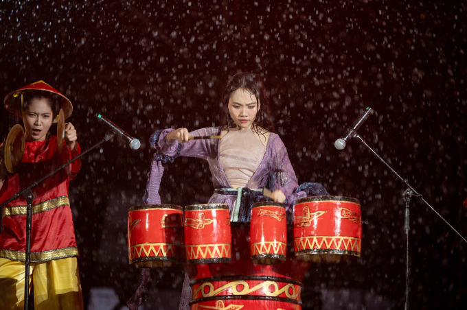 Phương Mỹ Chi hát live thăng hoa, hơn 10.000 khán giả đội mưa xem đêm nhạc "Vũ trụ cò bay"- Ảnh 17.