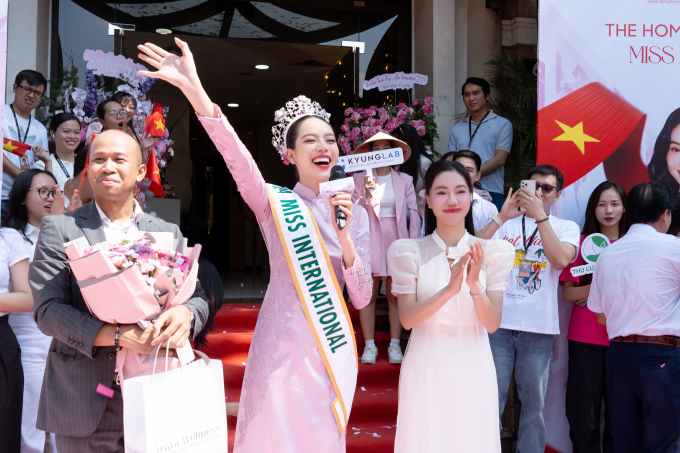 Tân Hoa hậu Quốc tế - Thanh Thủy diện áo dài, giới thiệu cảnh quan TPHCM đến khán giả quốc tế- Ảnh 6.