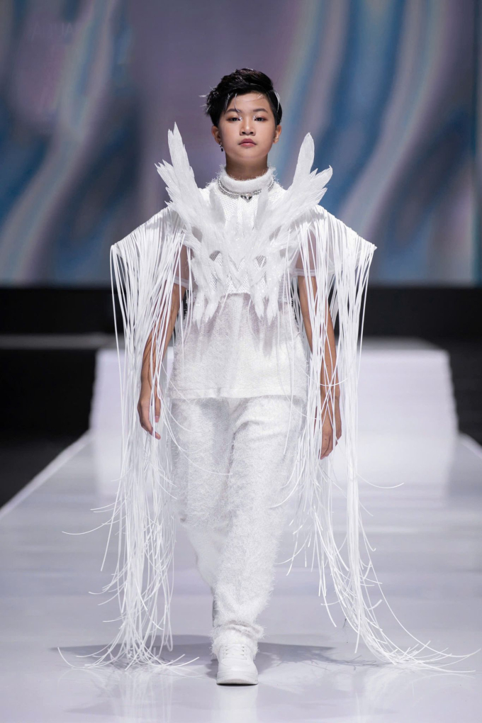 Vietnam International Fashion Week: Mẫu nhí Phong Thiên hóa chiến binh trong BST của Ivan Trần- Ảnh 2.