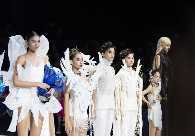 Vietnam International Fashion Week: Mẫu nhí Phong Thiên hóa chiến binh trong BST của Ivan Trần- Ảnh 6.