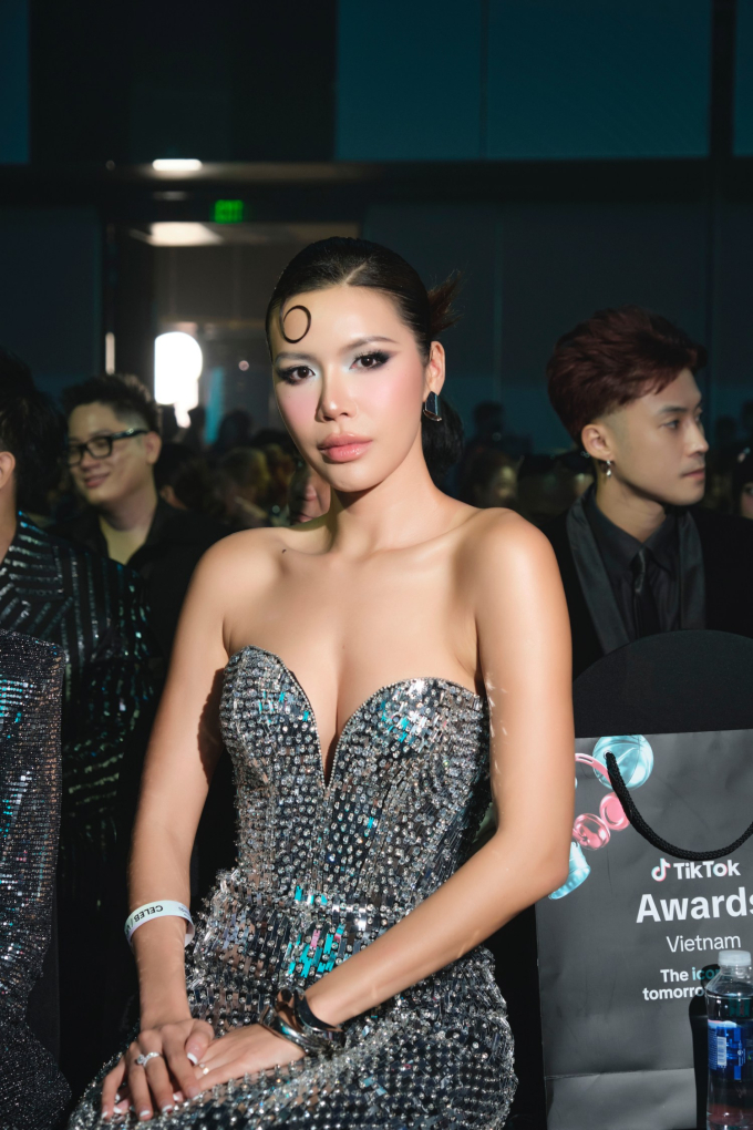 Thảm đỏ TikTok Awards Việt Nam 2024: "Ngàn sao" hội tụ, dàn nghệ sĩ đọ sức hút với trang phục ánh kim lấp lánh- Ảnh 19.