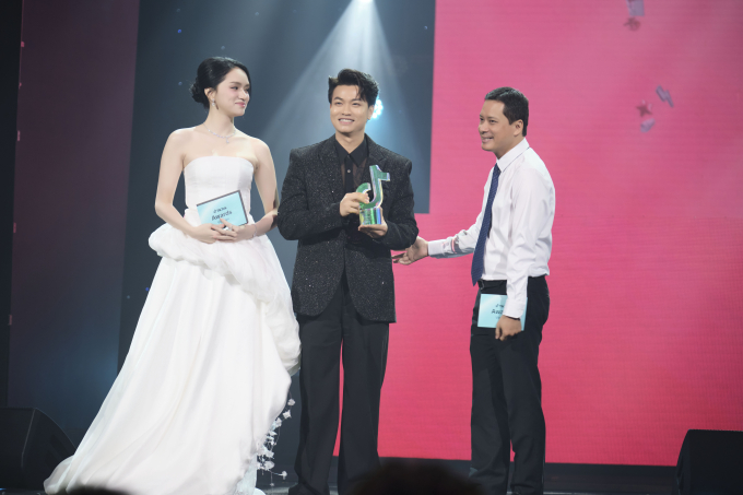 Ninh Anh Bùi nói lời cảm ơn đặc biệt, ôm chầm Nguyễn Tùng Dương khi nhận giải TikTok Awards Vietnam 2024- Ảnh 4.