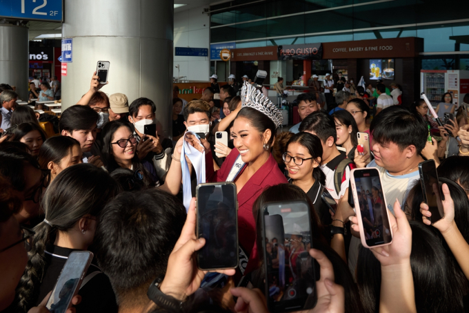 Xuân Hạnh cùng fan Việt ra sân bay chia tay Miss Cosmo - Tata Juliastrid về Indonesia- Ảnh 2.