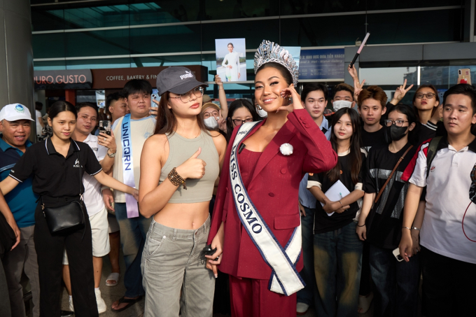 Xuân Hạnh cùng fan Việt ra sân bay chia tay Miss Cosmo - Tata Juliastrid về Indonesia- Ảnh 3.