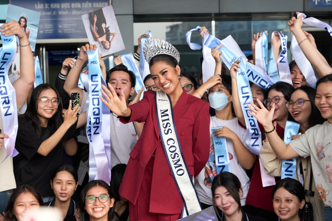 Xuân Hạnh cùng fan Việt ra sân bay chia tay Miss Cosmo - Tata Juliastrid về Indonesia- Ảnh 4.