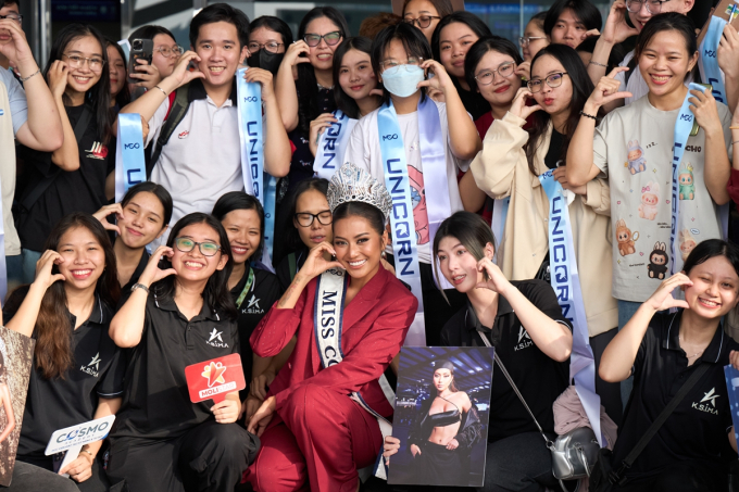 Xuân Hạnh cùng fan Việt ra sân bay chia tay Miss Cosmo - Tata Juliastrid về Indonesia- Ảnh 6.