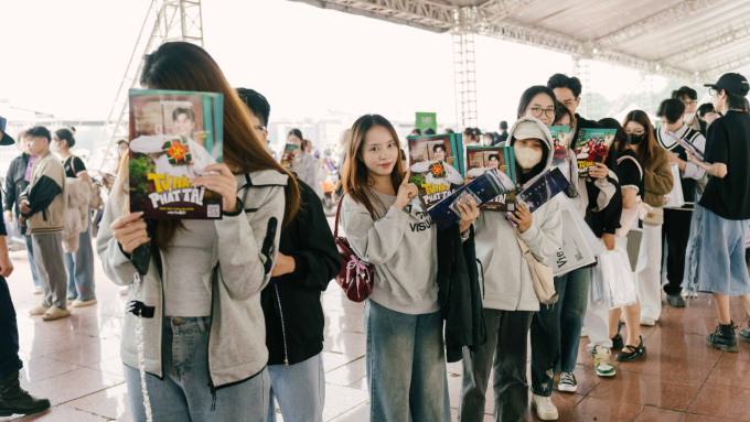 Phim hài Tết 2025 “Tứ hải phát tài”: Tam Triều Dâng "ngộp" giữa dàn trai đẹp, có Gin Tuấn Kiệt lại còn thêm Võ Cảnh- Ảnh 3.