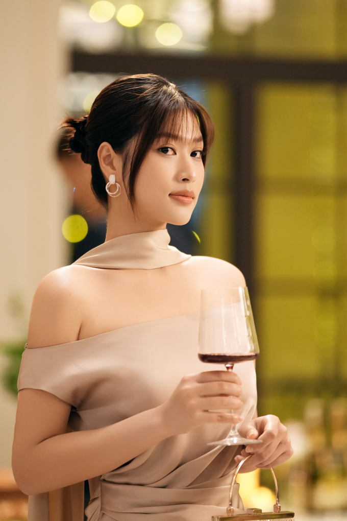 Phim Tết "Nụ hôn bạc tỷ" tung trailer: Thiên Ân được 2 "cộng tươi" chinh phục, Thu Trang bày chiêu "dụ đại gia"- Ảnh 2.