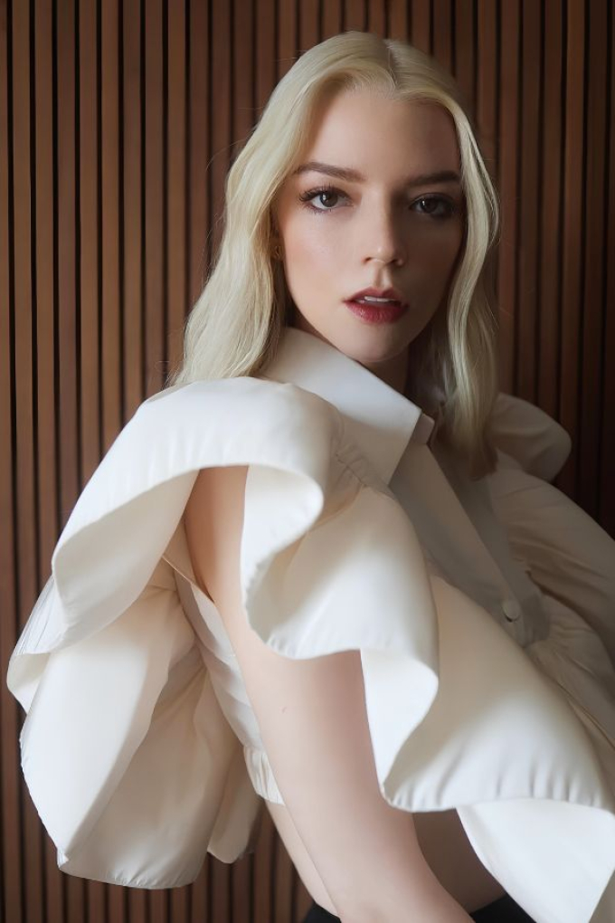“Búp bê sống” Anya Taylor-Joy được khen ngợi khi diện thiết kế của NTK Công Trí- Ảnh 2.