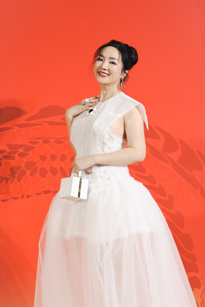 Thảm đỏ BST "Peace Dream": Nhã Phương diện outfit điệu đà, Hạnh Sino visual “đỉnh của chóp”- Ảnh 5.