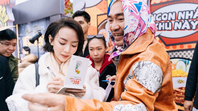 Thu Trang "chi tiền khủng" cùng hai nam thần "Nụ hôn bạc tỷ" cổ vũ Tiến Luật tại concert "Anh trai"- Ảnh 4.