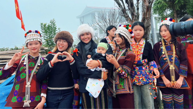 H’Hen Niê mang yêu thương đến trẻ em vùng cao, đi xe 13 tiếng để kịp khai trương công trình cho học sinh- Ảnh 2.