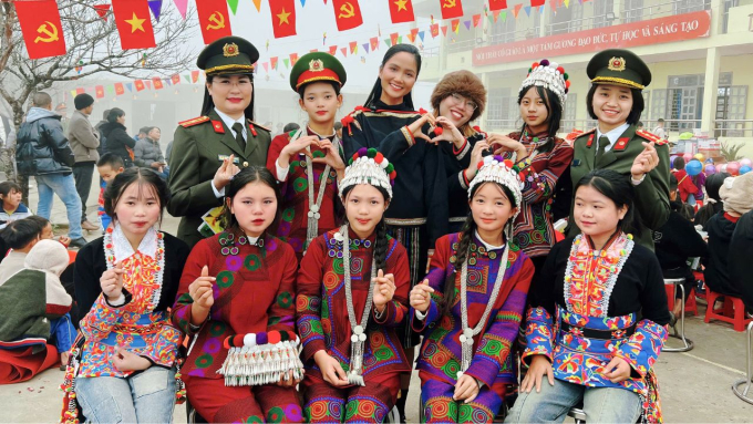 H’Hen Niê mang yêu thương đến trẻ em vùng cao, đi xe 13 tiếng để kịp khai trương công trình cho học sinh- Ảnh 3.
