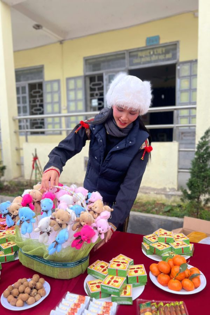 H’Hen Niê mang yêu thương đến trẻ em vùng cao, đi xe 13 tiếng để kịp khai trương công trình cho học sinh- Ảnh 4.