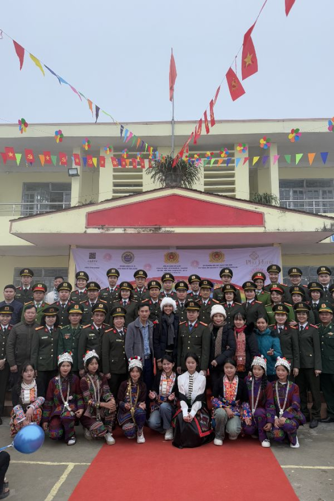 H’Hen Niê mang yêu thương đến trẻ em vùng cao, đi xe 13 tiếng để kịp khai trương công trình cho học sinh- Ảnh 5.