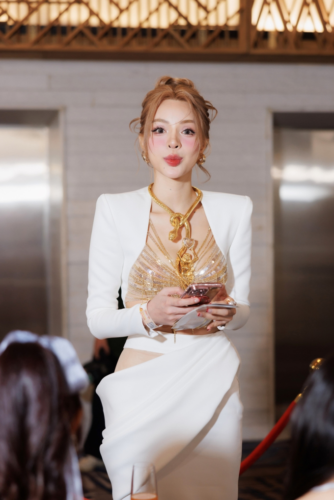 Hoa hậu Xuân Hạnh khoe sắc vóc thăng hạng, cùng Nguyễn Trần Trung Quân chấm thi ca hát- Ảnh 4.