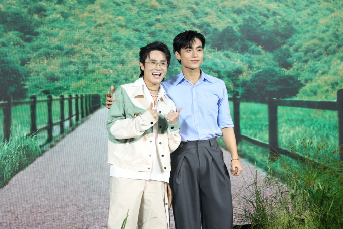 MONO hóa cụ già, đưa chuyện tình đẹp của ông bà vào MV "Ôm em thật lâu"- Ảnh 1.