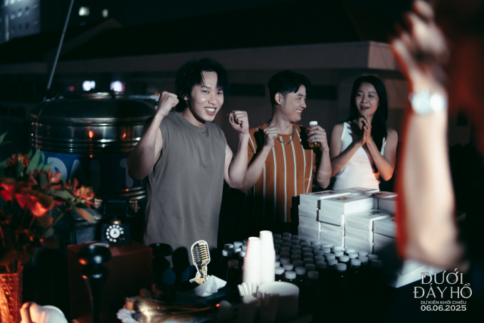 Kay Trần rũ bỏ vẻ hào nhoáng, biến hình thành chàng trai bụi bặm trong phim điện ảnh "Dưới đáy hồ"- Ảnh 1.