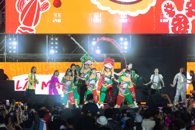 Showcase “Lật mặt 8: Vòng tay nắng” bùng nổ với gần 10 nghìn khán giả cùng loạt tiết mục “độc nhất vô nhị”- Ảnh 9.