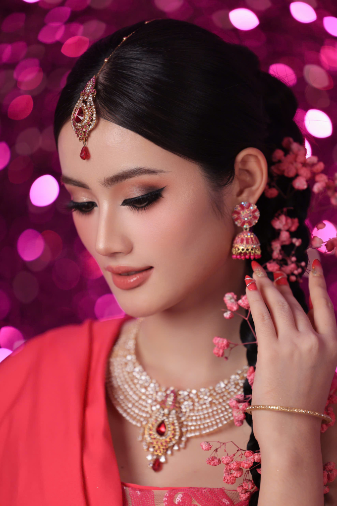 Hoa hậu Ý Nhi "biến hình" ấn tượng, khoe vẻ đẹp trong trang phục truyền thống Ấn Độ- Ảnh 2.