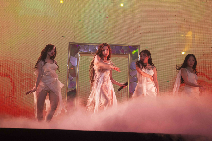 Đông Nhi hát live loạt ca khúc mới trong album "Theater Of Dreams", fan liên tục đòi thêm liveshow- Ảnh 11.
