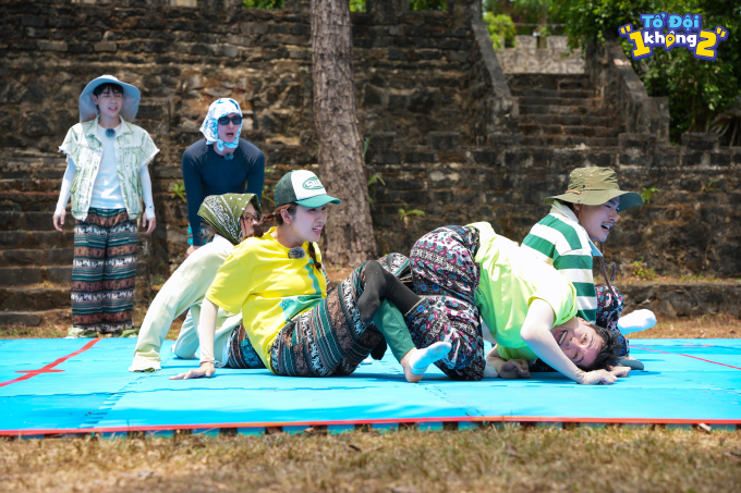 "Tổ đội 1 không 2" tập 10: Võ Cảnh "trao tim" cho Thúy Ngân, Uyển Ân - Quang Hùng bứt phá ghi bàn đẹp mắt- Ảnh 3.