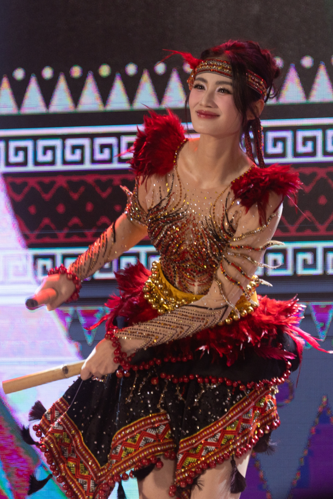 Hoa hậu Ý Nhi tự hào giới thiệu văn hóa Tây Nguyên tại "Miss World 2025"- Ảnh 15.