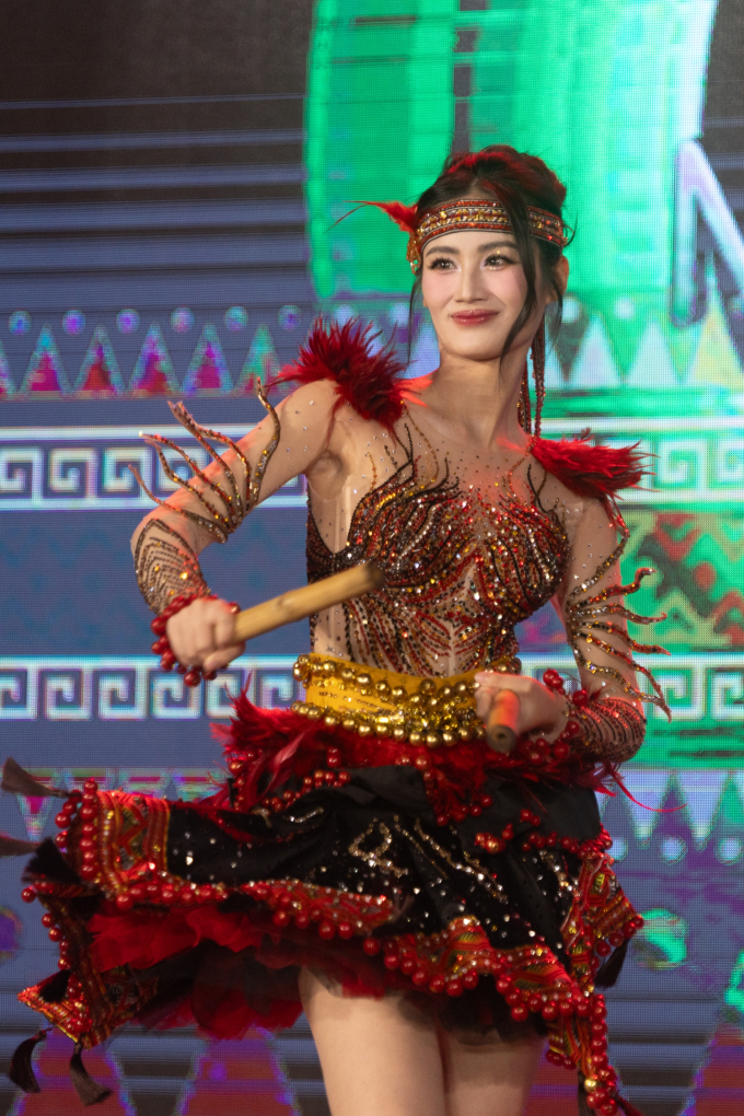 Hoa hậu Ý Nhi tự hào giới thiệu văn hóa Tây Nguyên tại "Miss World 2025"- Ảnh 13.
