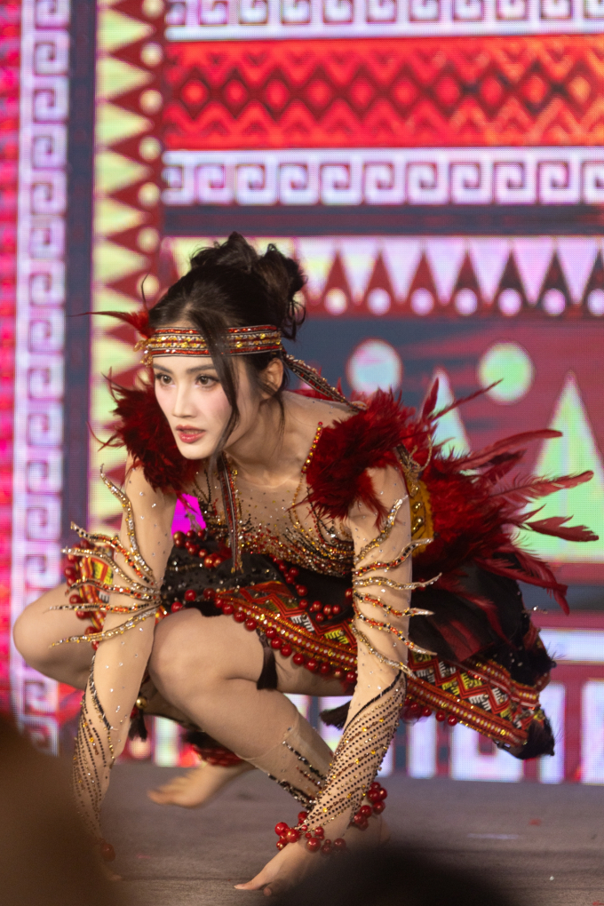 Hoa hậu Ý Nhi tự hào giới thiệu văn hóa Tây Nguyên tại "Miss World 2025"- Ảnh 16.