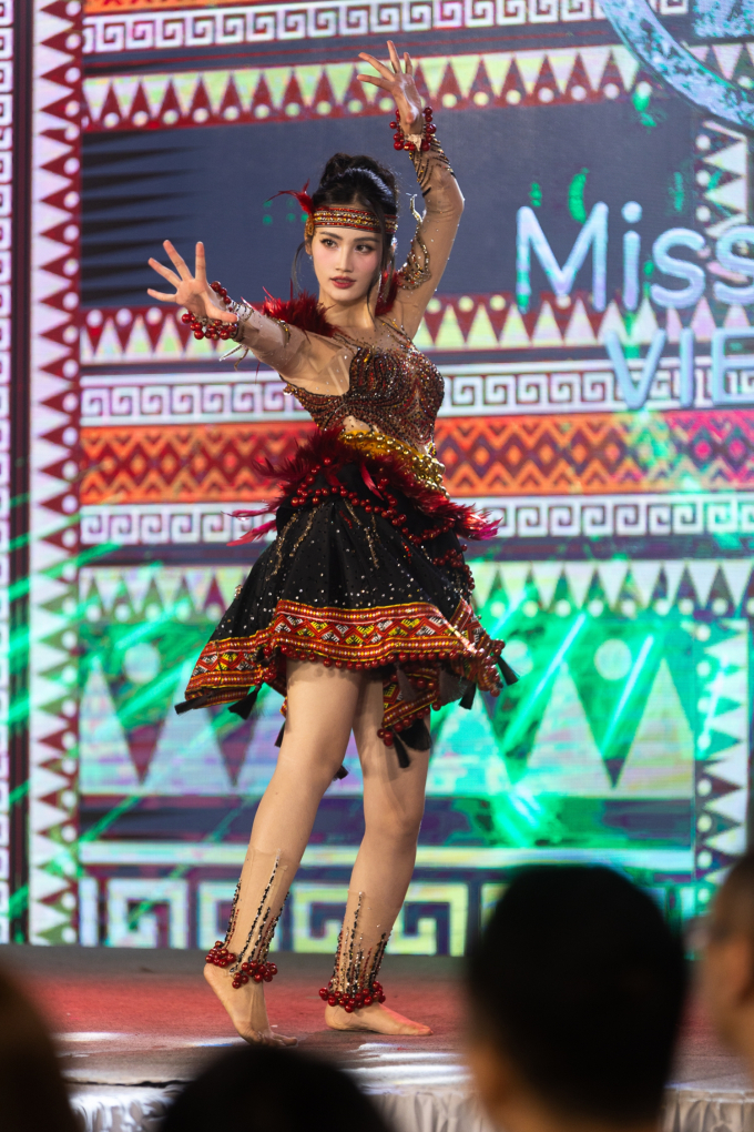 Hoa hậu Ý Nhi tự hào giới thiệu văn hóa Tây Nguyên tại "Miss World 2025"- Ảnh 14.